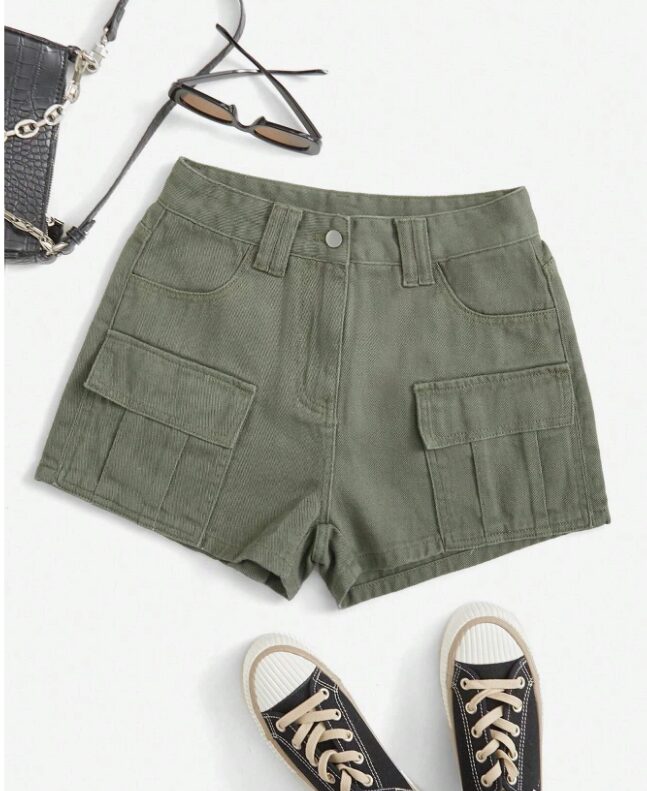 Captura-de-pantalla-2024-12-29-173815.jpg SHORTS EN MEZCLILLA CON BOLSILLO CON SOLAPA - Imagen 1